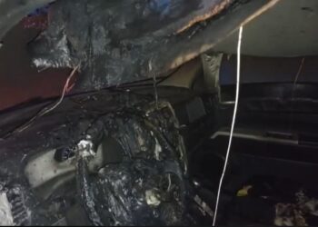 Incendio consume camioneta, se presume fue provocado.