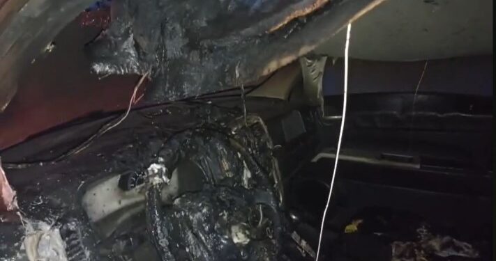 Incendio consume camioneta, se presume fue provocado.