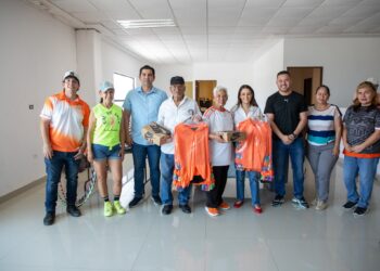 Salinas Victoria entrega equipo deportivo a adultos mayores