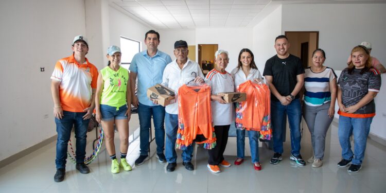 Salinas Victoria entrega equipo deportivo a adultos mayores