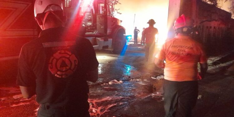 Incendio consume recicladora en Guadalupe