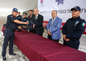 Detienen a director de policía de Linares