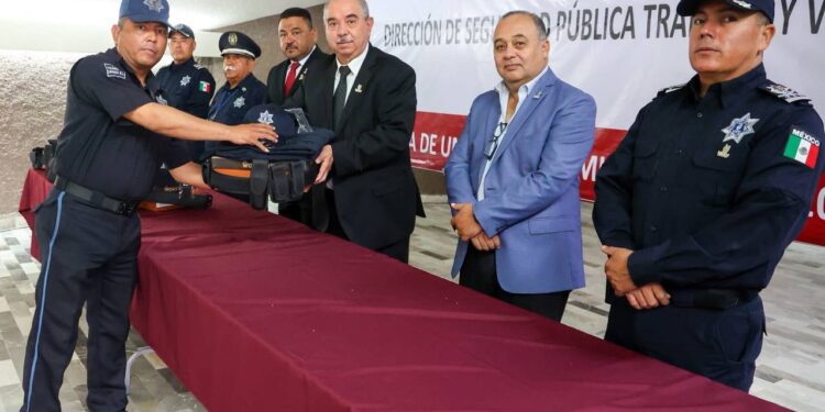 Detienen a director de policía de Linares