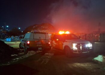 Sofocan incendio en chatarrera de Apodaca