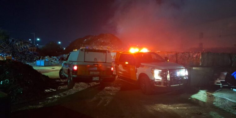 Sofocan incendio en chatarrera de Apodaca