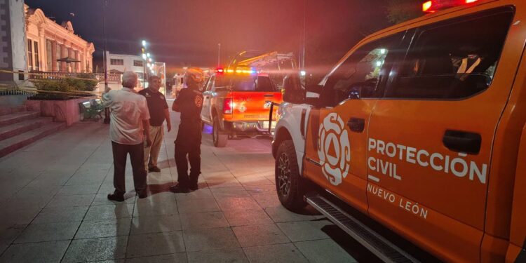 Moviliza a rescatistas riesgo de caída de cruz en iglesia