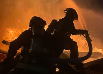 Incendio consume tejabanes en Monterrey