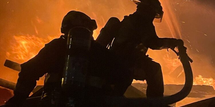 Incendio consume tejabanes en Monterrey