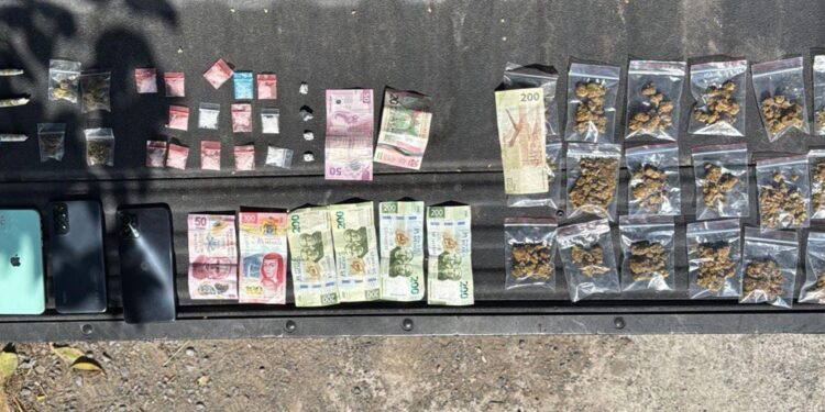 Persecución en Monterrey deja dos detenidos con droga