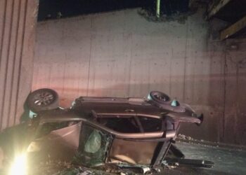 Cae vehículo de paso a desnivel en Monterrey