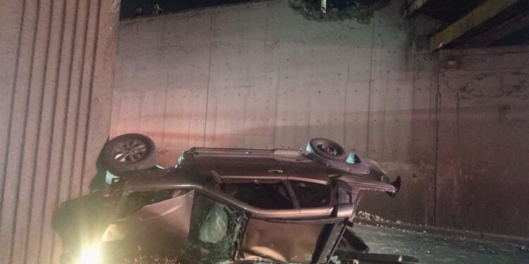 Cae vehículo de paso a desnivel en Monterrey