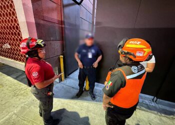 Quedan 11 personas atrapadas en elevador del Hospital de Zona 