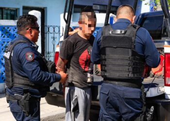 Detiene policía a hombre que era golpeado por vecinos