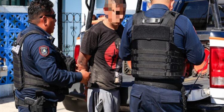 Detiene policía a hombre que era golpeado por vecinos