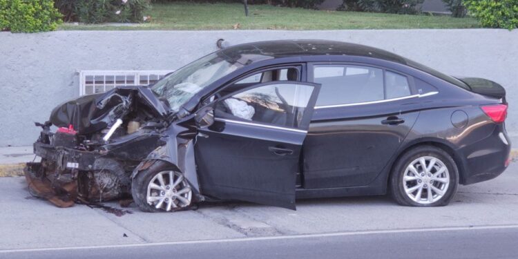 Joven pierde el control y se estrella en el Bulevar Antonio L. Rodríguez