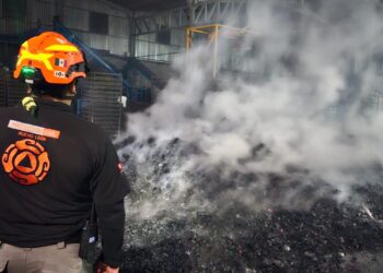 Incendio consume bodega de carbón