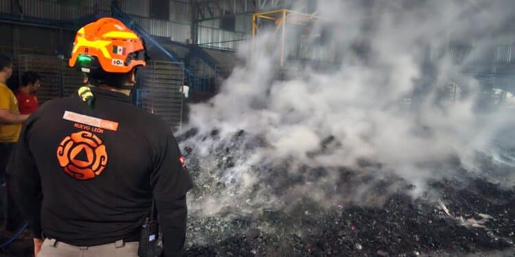 Incendio consume bodega de carbón