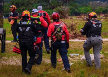 Inician búsqueda rescatistas de Nuevo León en zona de desastre de Texas