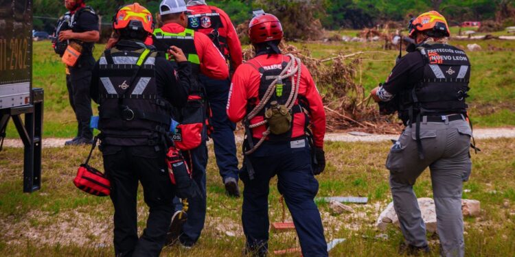 Inician búsqueda rescatistas de Nuevo León en zona de desastre de Texas