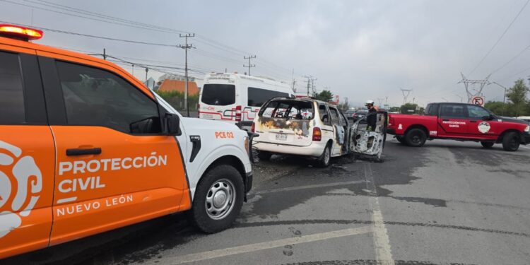 Incendio consume vehículo en García