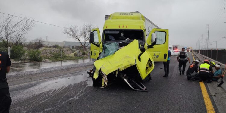 Choque entre tráileres deja un fallecido y un lesionado