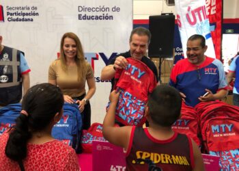 Entrega Monterrey “útiles, útiles” a estudiantes