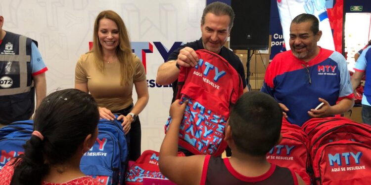 Entrega Monterrey “útiles, útiles” a estudiantes