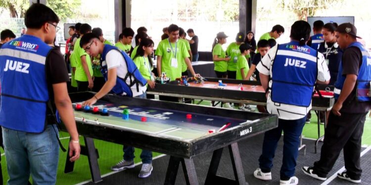 Apodaca realiza su primer torneo de robótica