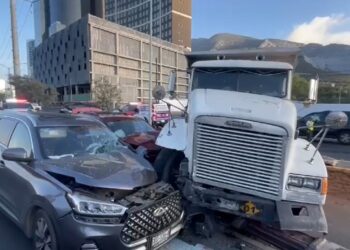 Camión de carga invade carriles y provoca accidente