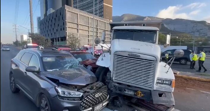 Camión de carga invade carriles y provoca accidente
