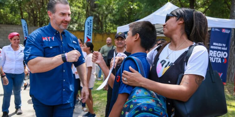 Extienden entrega de útiles escolares en Monterrey