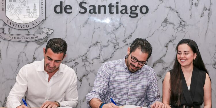 Santiago firma convenio con CMIC