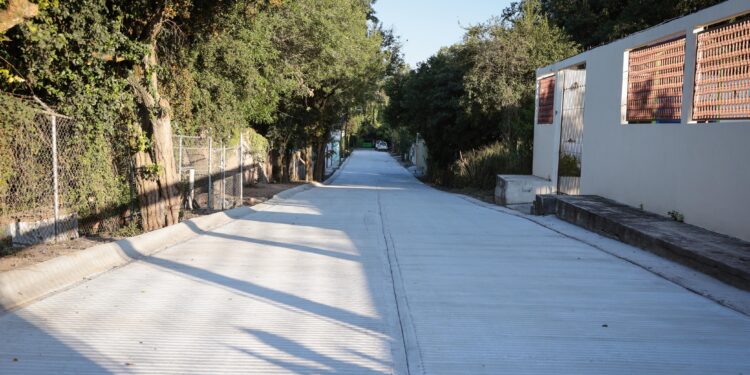 Entregan nueva obra de pavimentación en Santiago