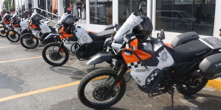 Refuerza Cadereyta a tránsito con unidades de respuesta rápida y nuevos uniformes