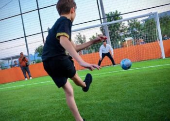 Reinauguran cancha de futbol en El Carmen