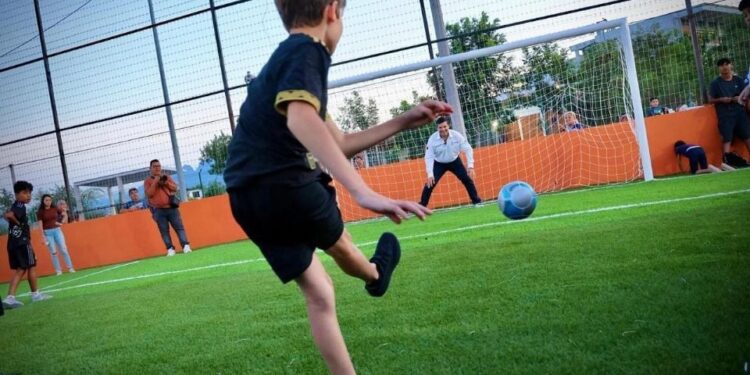 Reinauguran cancha de futbol en El Carmen