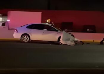 Vehículo se impacta contra muro en Gonzalitos