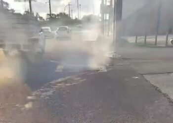 Investigan presencia de humo en alcantarillas