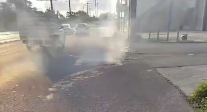 Investigan presencia de humo en alcantarillas