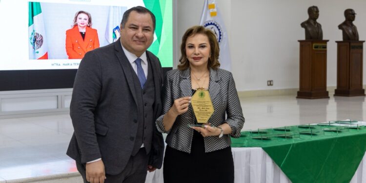 Reconocen a Contralora General de NL