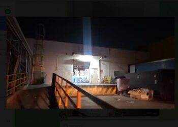 Evacuan a 19 trabajadores tras incendio en tienda comercial