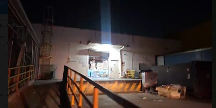 Evacuan a 19 trabajadores tras incendio en tienda comercial