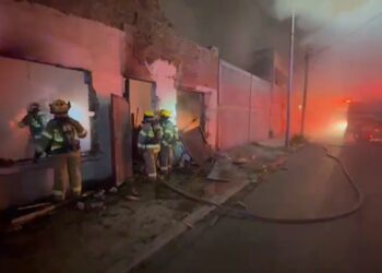 Incendio consume casa y predio abandonado