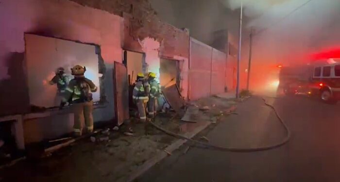 Incendio consume casa y predio abandonado