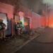 Incendio consume casa y predio abandonado