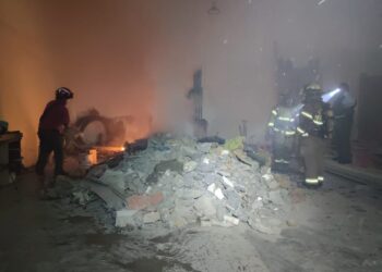 Incendio consume comercio en la colonia Madero