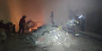 Incendio consume comercio en la colonia Madero