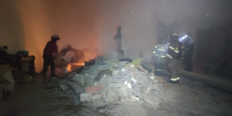 Incendio consume comercio en la colonia Madero
