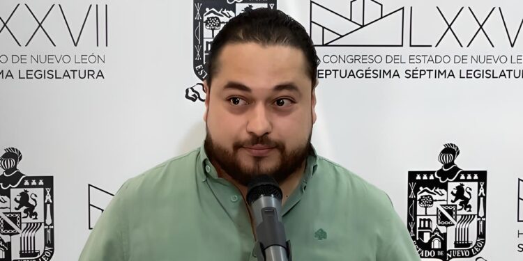 Propone uniformes gratuitos para deportistas municipales