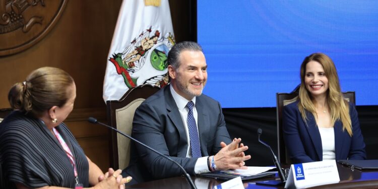 Telar firma convenio con Monterrey